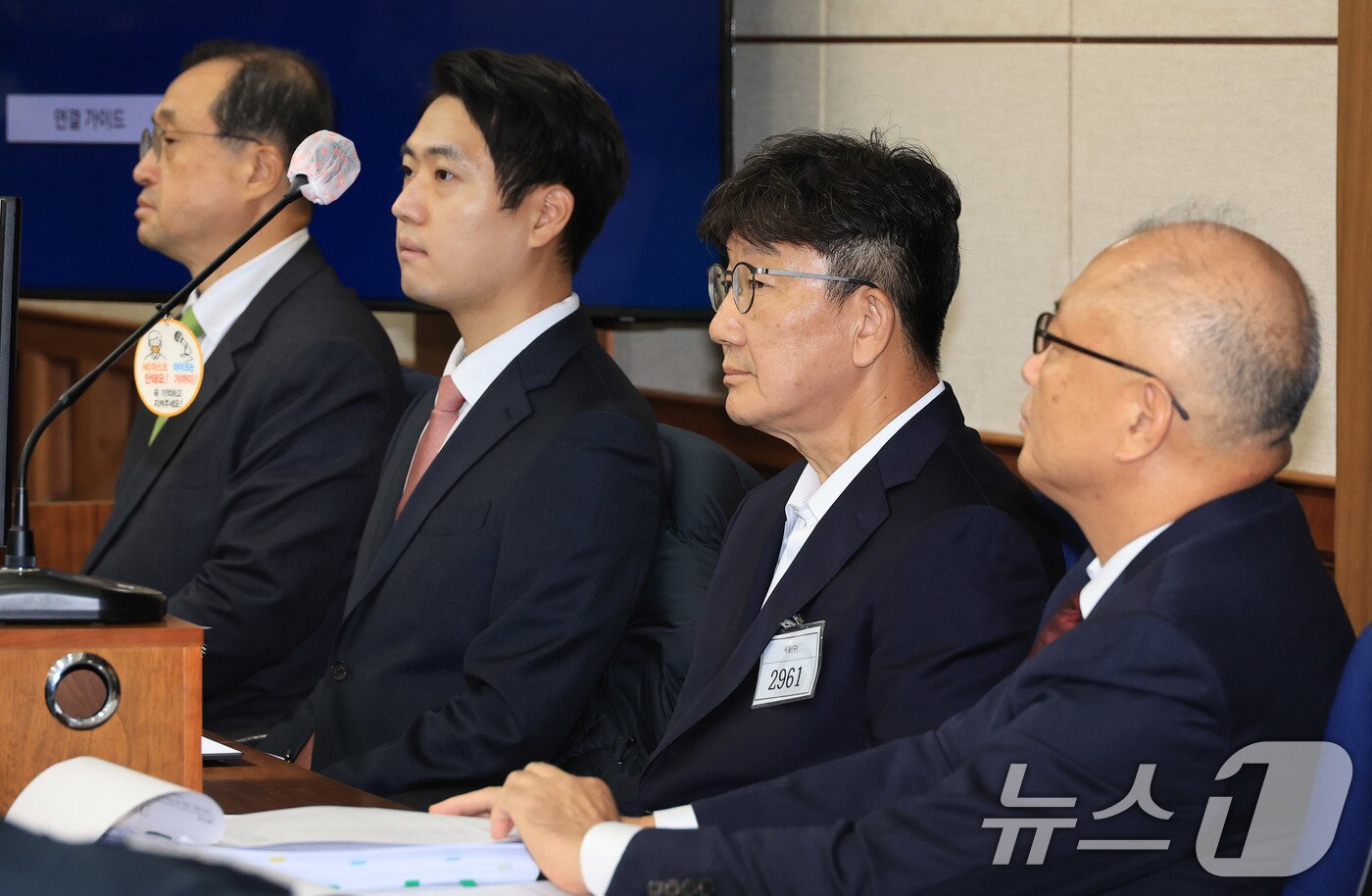 본문 이미지 - 불법 정치자금 수수혐의로 구속기소된 권성동 국회의원이 3일 오전 서울 서초구 서울중앙지법에서 열린 첫 공판에 출석해 피의자석에서 재판을 기다리고 있다. 2025.11.3/뉴스1 ⓒ News1 사진공동취재단