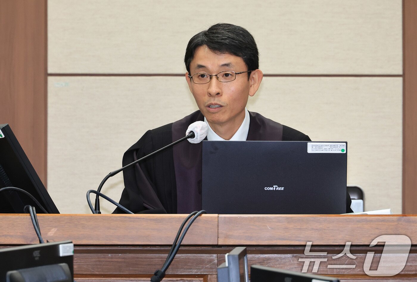 본문 이미지 - 서울중앙지법 형사합의27부 우인성 부장판사가 3일 오전 서울 서초구 서울중앙지법에서 열린 권성동 국회의원의 정치자금 수수 혐의 첫 공판에서 법정 내부 촬영 관련 유의사항을 고지하고 있다. 2025.11.3/뉴스1 ⓒ News1 사진공동취재단