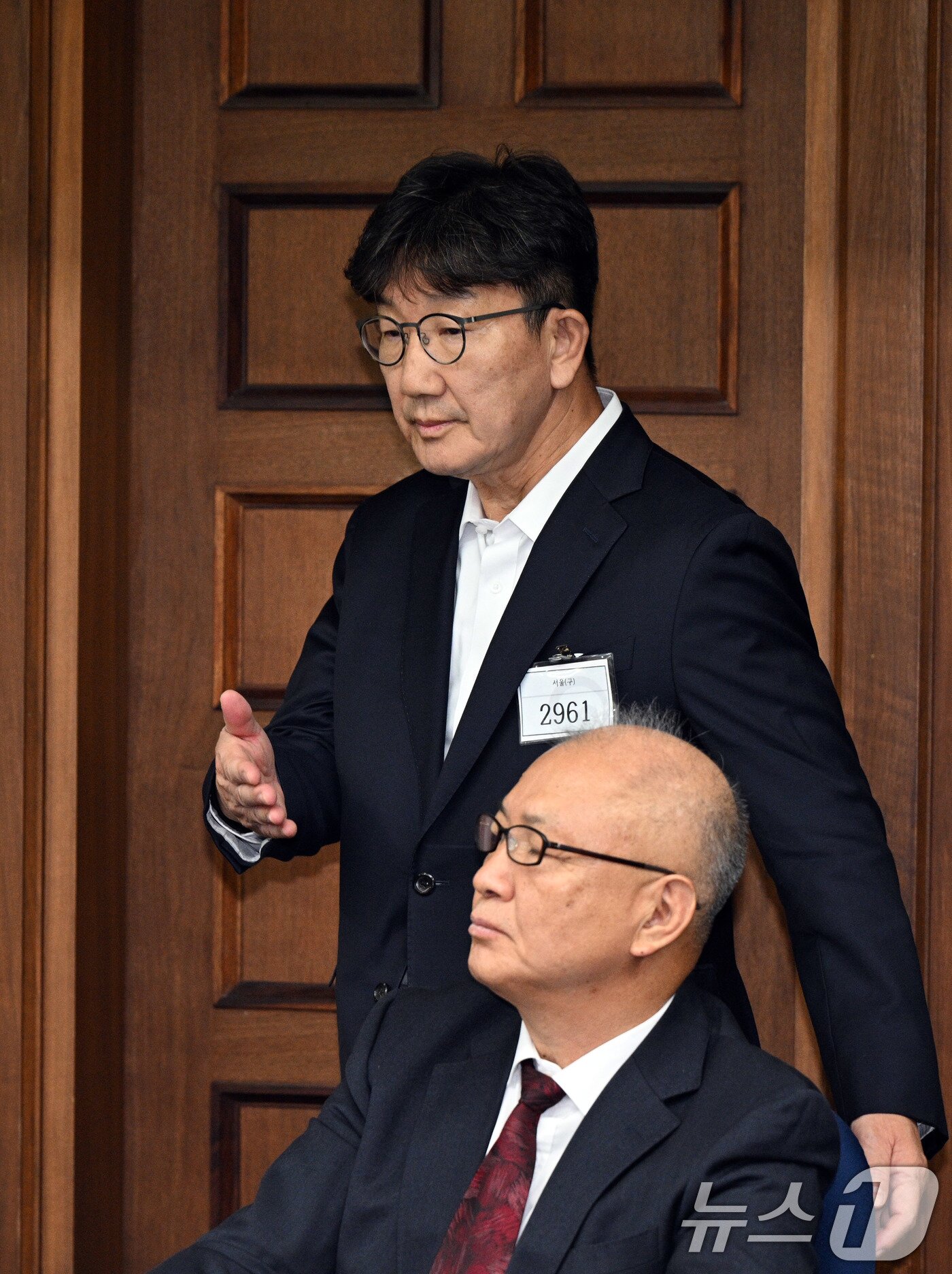 본문 이미지 - 권성동 국민의힘 의원이 3일 서울 서초동 서울중앙지법에서 통일교로부터 불법 정치자금을 수수한 혐의 사건 1차 공판에 출석하고 있다. 2025.11.3/뉴스1 ⓒ News1 사진공동취재단