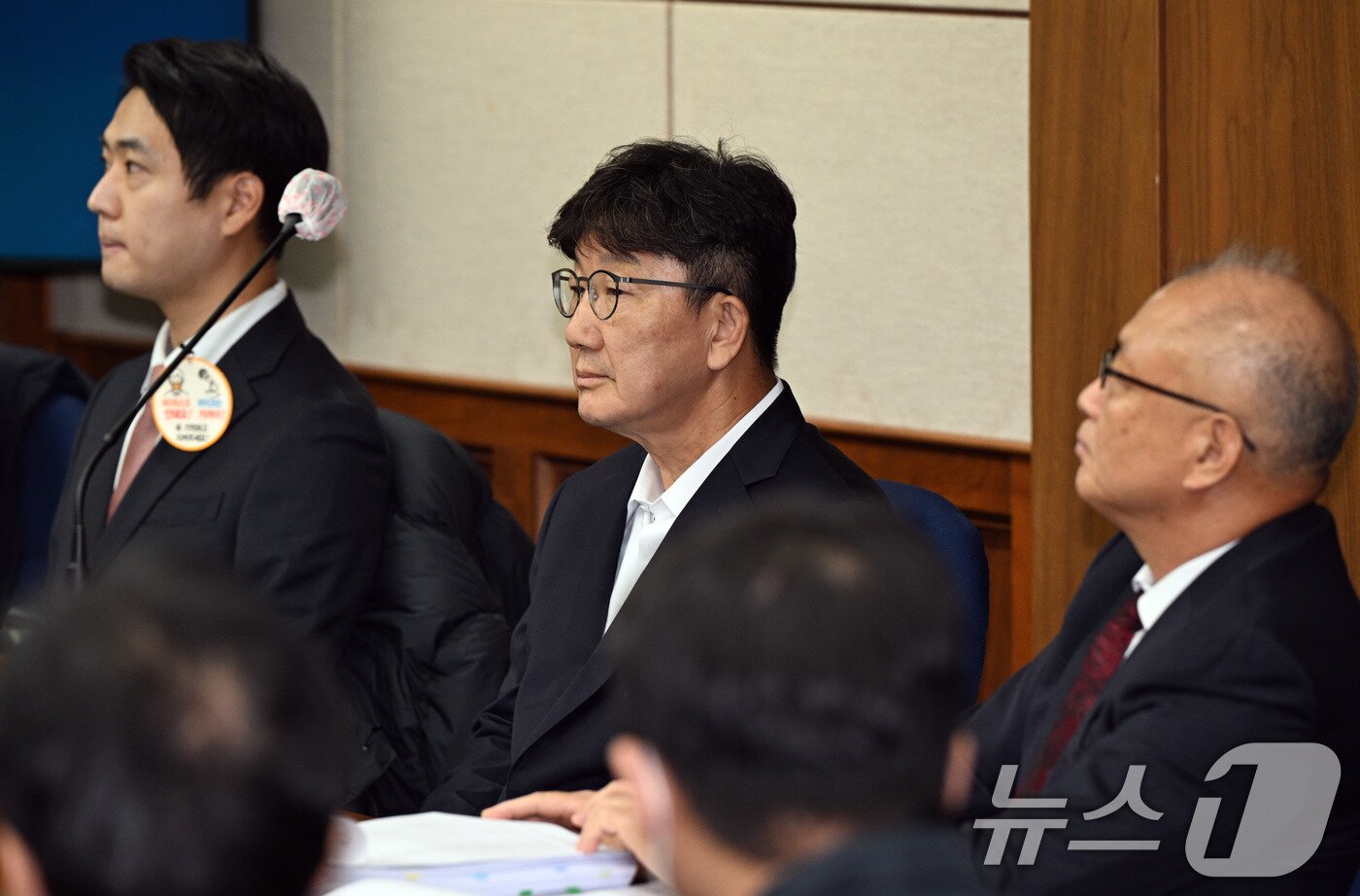 본문 이미지 - 권성동 국민의힘 의원이 3일 서울 서초동 서울중앙지법에서 통일교로부터 불법 정치자금을 수수한 혐의 사건 1차 공판에 출석하고 있다. 2025.11.3/뉴스1 ⓒ News1 사진공동취재단