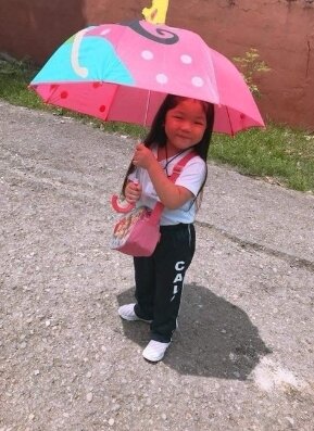 본문 이미지 - '양육비를 해결하는 사람들(옛 배드파더스)'의 구본창(62) 씨가 올린 어린 코피녀 소녀. 사진출처='양해들' X