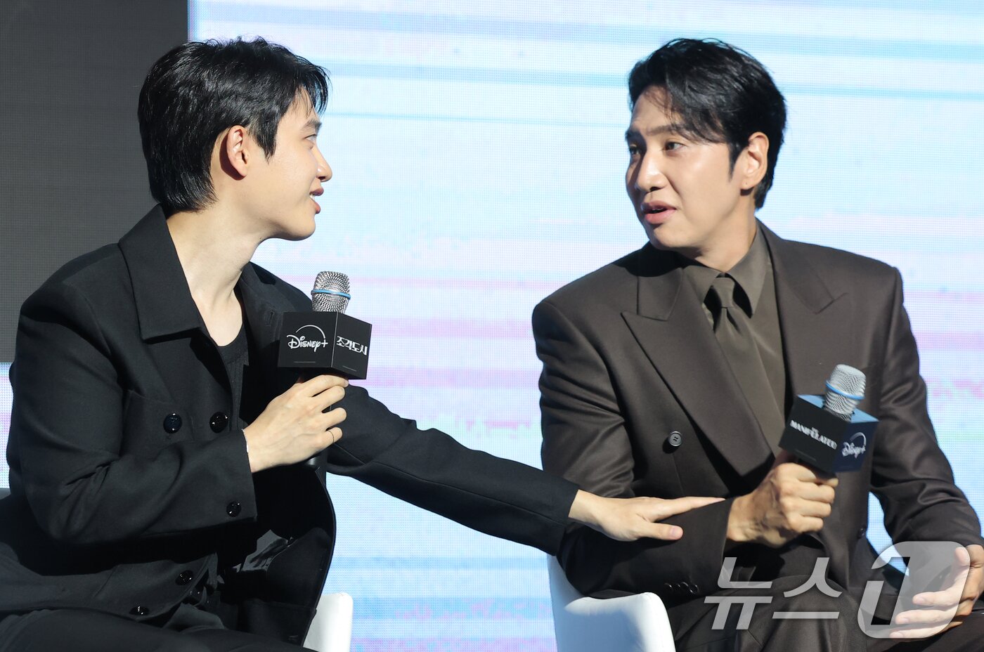 본문 이미지 - 배우 도경수(왼쪽)가 3일 오전 서울 영등포구 콘래드 서울 호텔에서 열린 디즈니+ 오리지널 시리즈 ‘조각도시’(각본 오상호/연출 박신우) 제작발표회에서 '절친' 이광수와의 호흡에 대해 이야기 하고 있다. ‘조각도시’는 평범한 삶을 살던 태중(지창욱 분)이 어느 날 억울하게 흉악한 범죄에 휘말려 감옥에 가게 되고, 모든 것은 요한(도경수 분)에 의해 계획되었다는 것을 알게 되면서 그를 향한 복수를 실행하는 액션 드라마다. 2025.11.3/뉴스1 ⓒ News1 권현진 기자