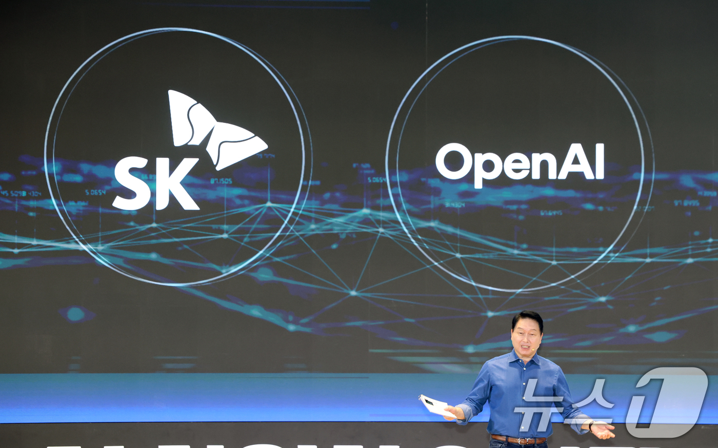 (서울=뉴스1) 황기선 기자 = 최태원 SK그룹 회장이 3일 오전 서울 강남구 코엑스에서 열린 ‘SK AI서밋 2025’에서 기조연설을 하고 있다. 2025.11.3/뉴스1