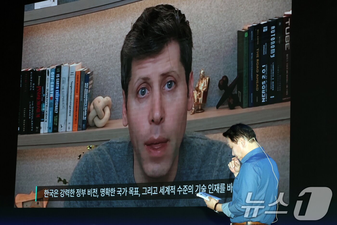 본문 이미지 - 3일 오전 서울 강남구 코엑스에서 열린 ‘SK AI서밋 2025’에서 샘 올트먼 오픈AI CEO의 영상 축사가 나타나고 있다. 2025.11.3/뉴스1 ⓒ News1 황기선 기자