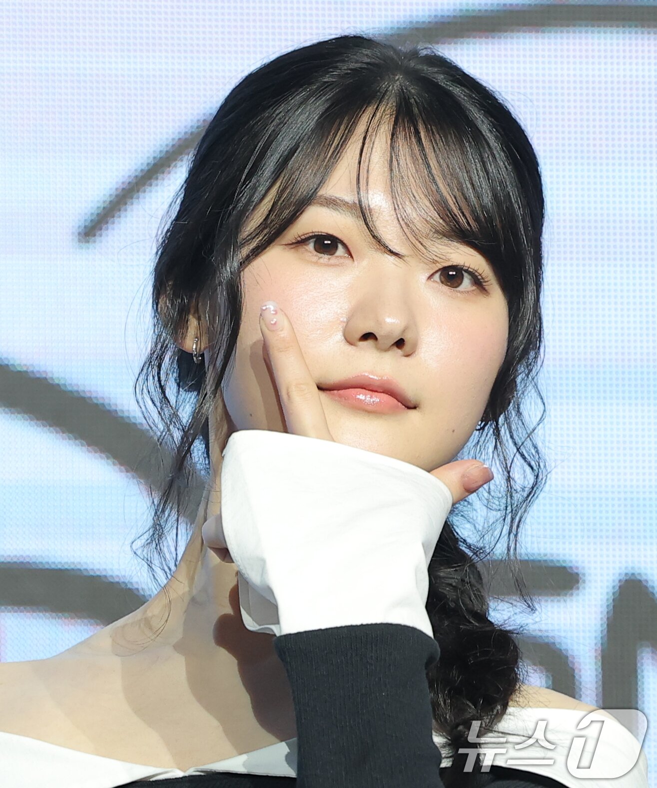 본문 이미지 - 배우 조윤수가 3일 오전 서울 영등포구 콘래드 서울 호텔에서 열린 디즈니+ 오리지널 시리즈 ‘조각도시’(각본 오상호/연출 박신우) 제작발표회에서 포즈를 취하고 있다. ‘조각도시’는 평범한 삶을 살던 태중(지창욱 분)이 어느 날 억울하게 흉악한 범죄에 휘말려 감옥에 가게 되고, 모든 것은 요한(도경수 분)에 의해 계획되었다는 것을 알게 되면서 그를 향한 복수를 실행하는 액션 드라마다. 2025.11.3/뉴스1 ⓒ News1 권현진 기자