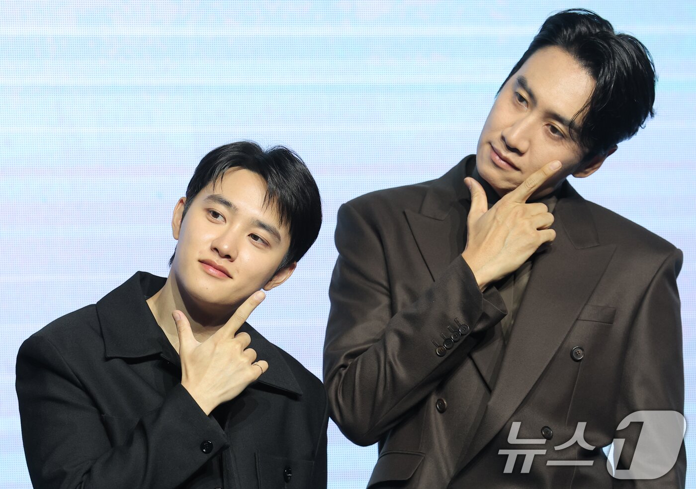 본문 이미지 - 배우 도경수와 이광수(오른쪽)가 3일 오전 서울 영등포구 콘래드 서울 호텔에서 열린 디즈니+ 오리지널 시리즈 ‘조각도시’(각본 오상호/연출 박신우) 제작발표회에서 포즈를 취하고 있다. ‘조각도시’는 평범한 삶을 살던 태중(지창욱 분)이 어느 날 억울하게 흉악한 범죄에 휘말려 감옥에 가게 되고, 모든 것은 요한(도경수 분)에 의해 계획되었다는 것을 알게 되면서 그를 향한 복수를 실행하는 액션 드라마다. 2025.11.3/뉴스1 ⓒ News1 권현진 기자