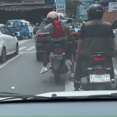 본문 이미지 - 한 베트남 여성이 떨어진 물건을 주은 뒤 다른 사람의 오토바이 뒷자석에 잘못 타는 모습. (Tuoi Tre Cuoi 영상 갈무리)