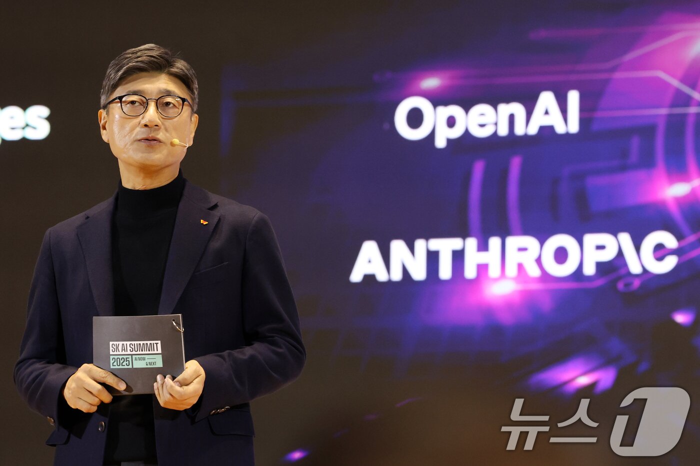 본문 이미지 - 정재헌 SK텔레콤 신임 사장&#40;CEO&#41;이3일 오전 서울 강남구 코엑스에서 열린 ‘SK AI서밋 2025’에서 기조연설을 하고 있다. 2025.11.3/뉴스1 ⓒ News1 황기선 기자