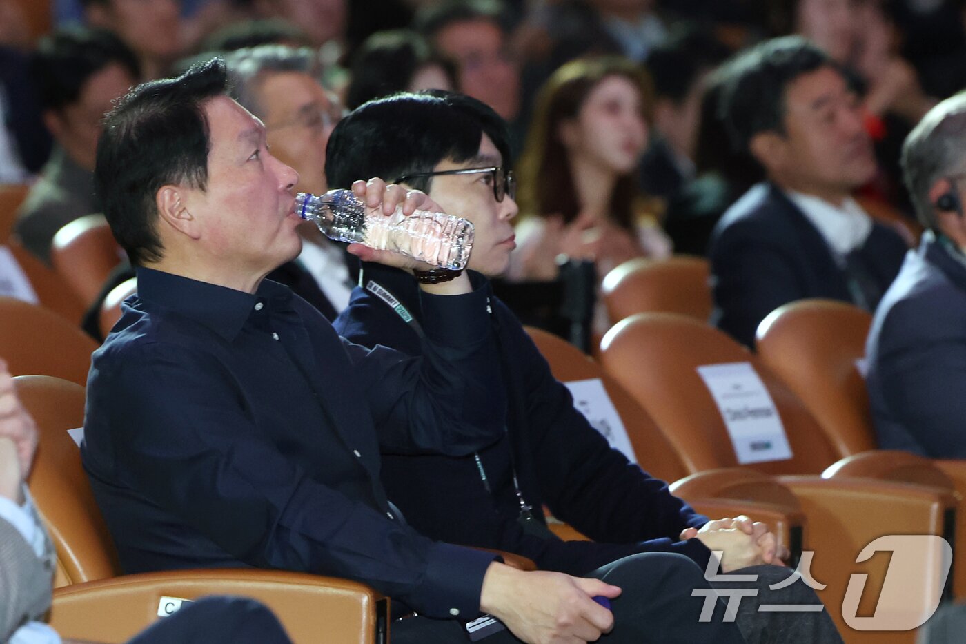 본문 이미지 - 최태원 SK그룹 회장이 3일 오전 서울 강남구 코엑스에서 열린 ‘SK AI서밋 2025’에서 물을 마시고 있다. 2025.11.3/뉴스1 ⓒ News1 황기선 기자