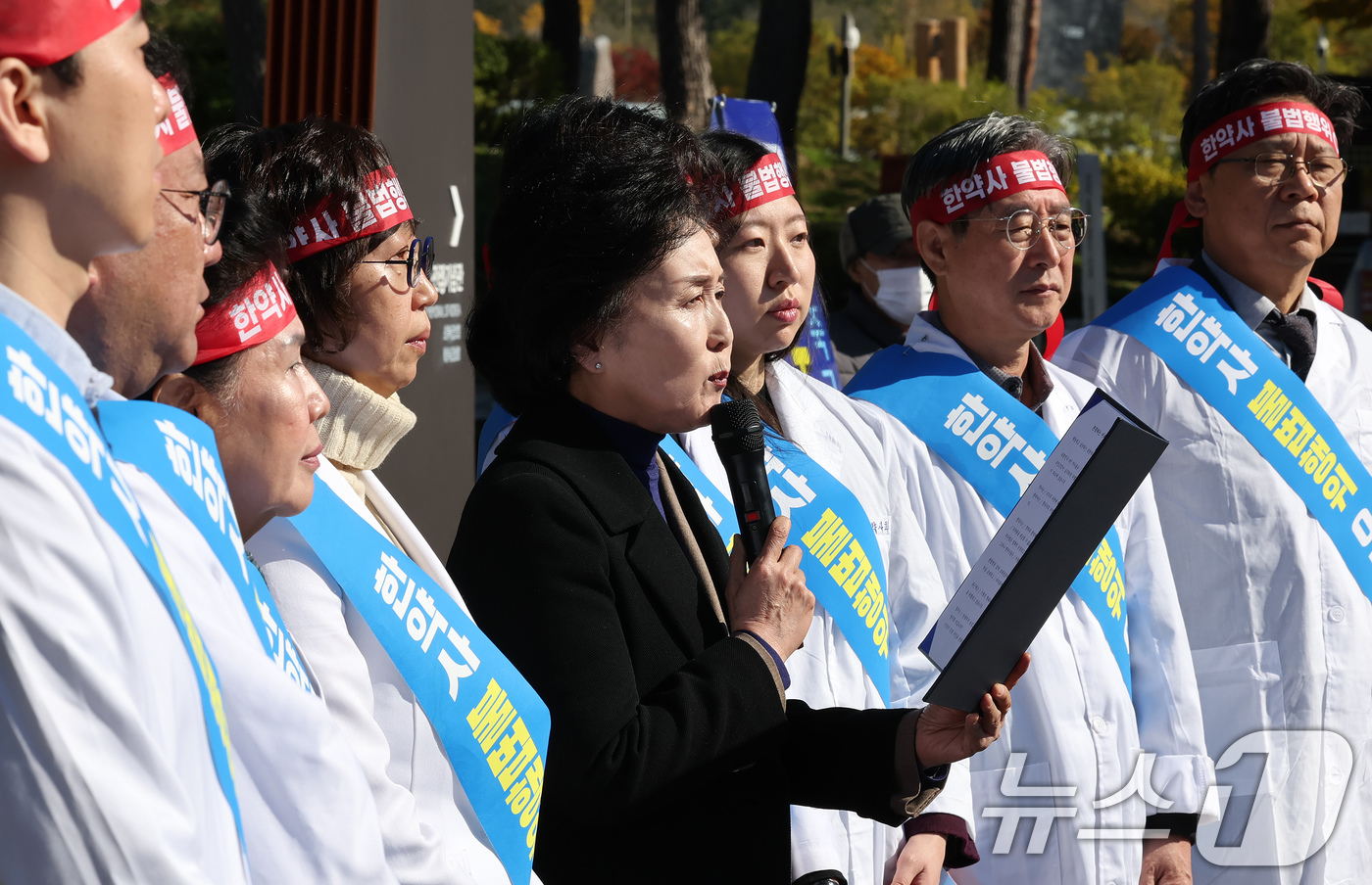 (서울=뉴스1) 장수영 기자 = 권영희 대한약사회 회장과 구성원들이 3일 오전 서울 용산구 대통령실 앞에서 한약사의 의약품 처방조제 문제 해결을 촉구하는 3차 릴레이 시위를 하고 …