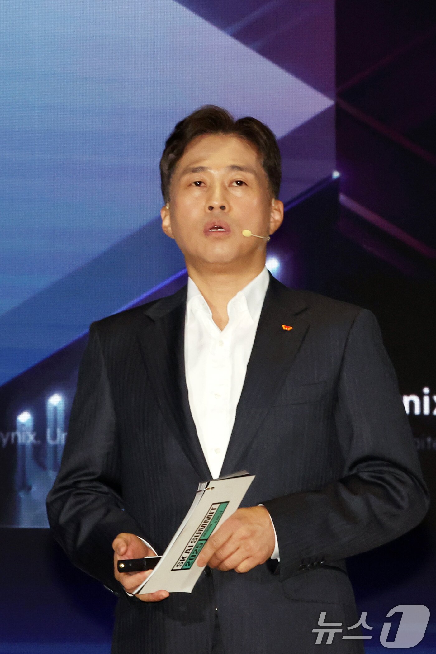 본문 이미지 - 곽노정 SK하이닉스 대표이사 사장이3일 오전 서울 강남구 코엑스에서 열린 ‘SK AI서밋 2025’에서 기조연설을 하고 있다. 2025.11.3 ⓒ 뉴스1 황기선 기자