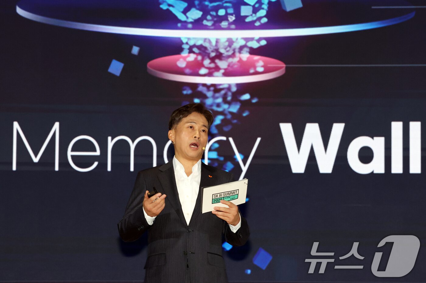 본문 이미지 - 곽노정 SK하이닉스 대표이사 사장이3일 오전 서울 강남구 코엑스에서 열린 ‘SK AI서밋 2025’에서 기조연설을 하고 있다. 2025.11.3/뉴스1 ⓒ News1 황기선 기자