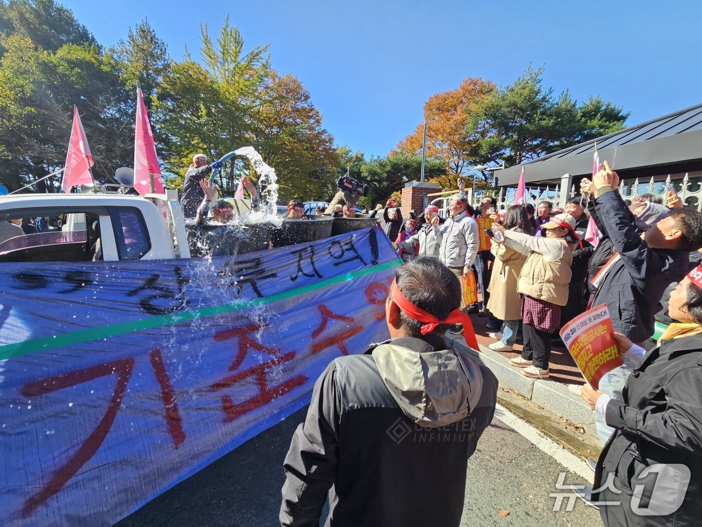 본문 이미지 - 산청군 주민들이 3일 수자원공사 남강댐지사 앞에서 폭우에 물에 빠진  장면을 연출하고 있다. 2025011.3/뉴스1 한송학기자