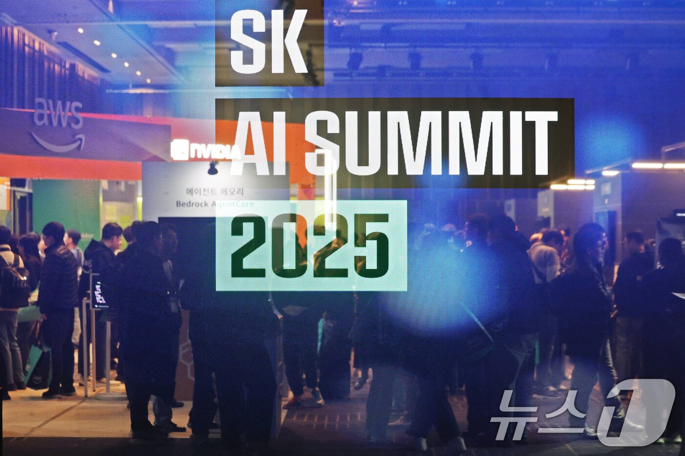 본문 이미지 - 3일 서울 강남구 코엑스에서 열린 ‘SK AI서밋 2025’에서 관람객들이 전시 부스를 살펴보고 있다. 2025.11.3/뉴스1 ⓒ News1 황기선 기자