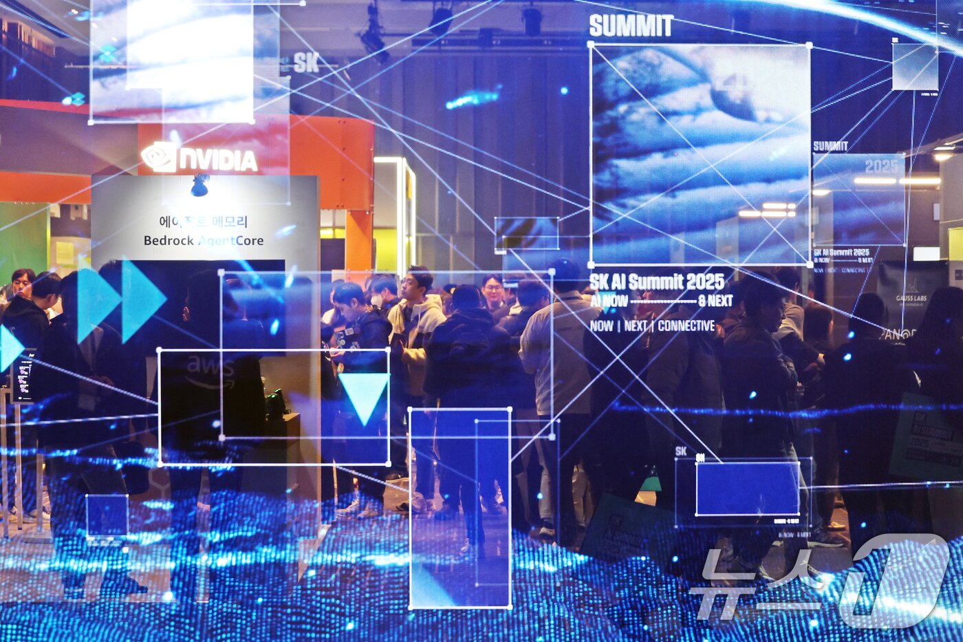본문 이미지 - 3일 서울 강남구 코엑스에서 열린 ‘SK AI서밋 2025’에서 관람객들이 전시 부스를 살펴보고 있다. 2025.11.3/뉴스1 ⓒ News1 황기선 기자