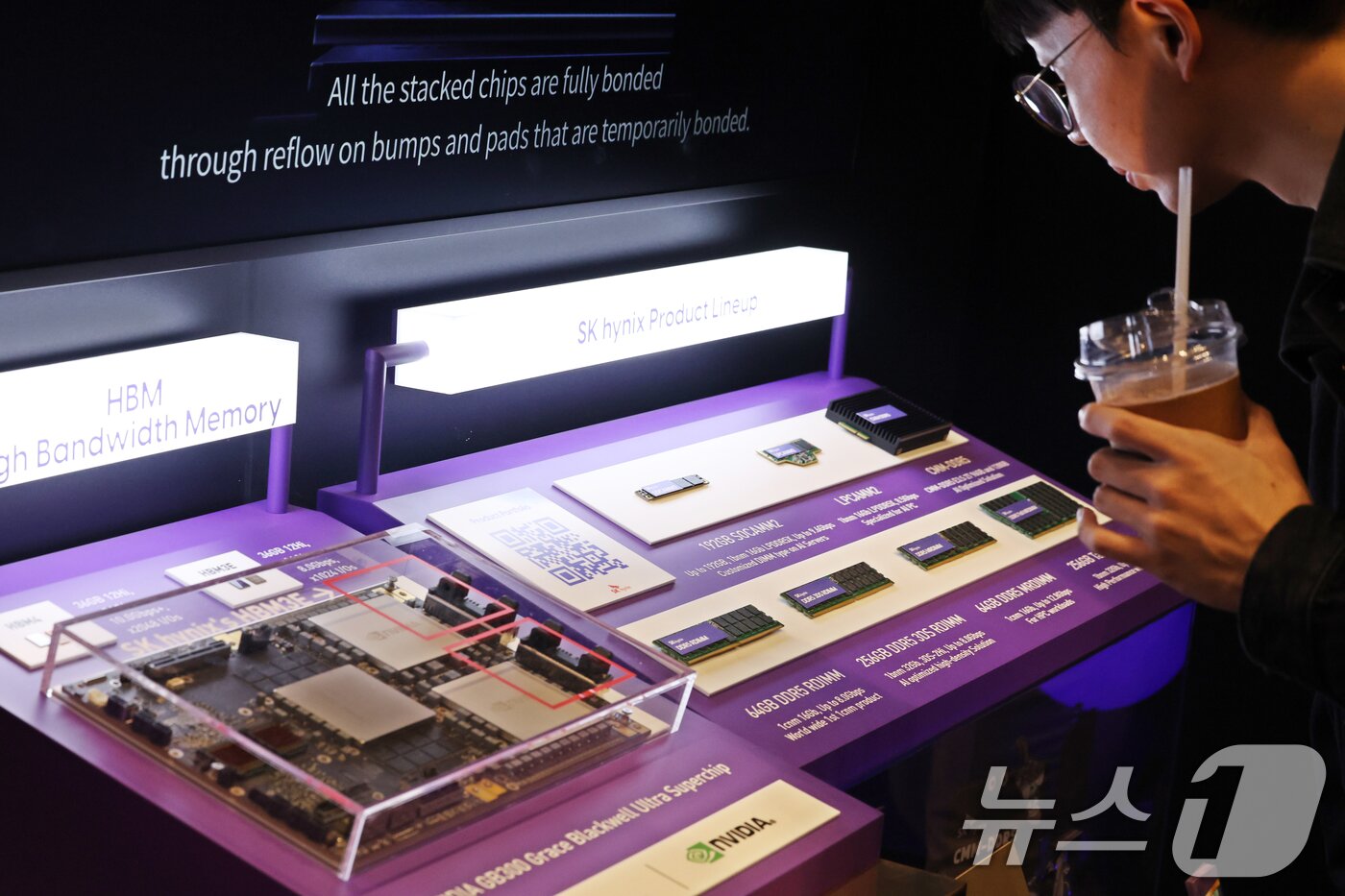 본문 이미지 - 3일 서울 강남구 코엑스에서 열린 ‘SK AI서밋 2025’에서 관람객들이 SK하이닉스 제품 라인업을 살펴보고 있다. 2025.11.3/뉴스1 ⓒ News1 황기선 기자