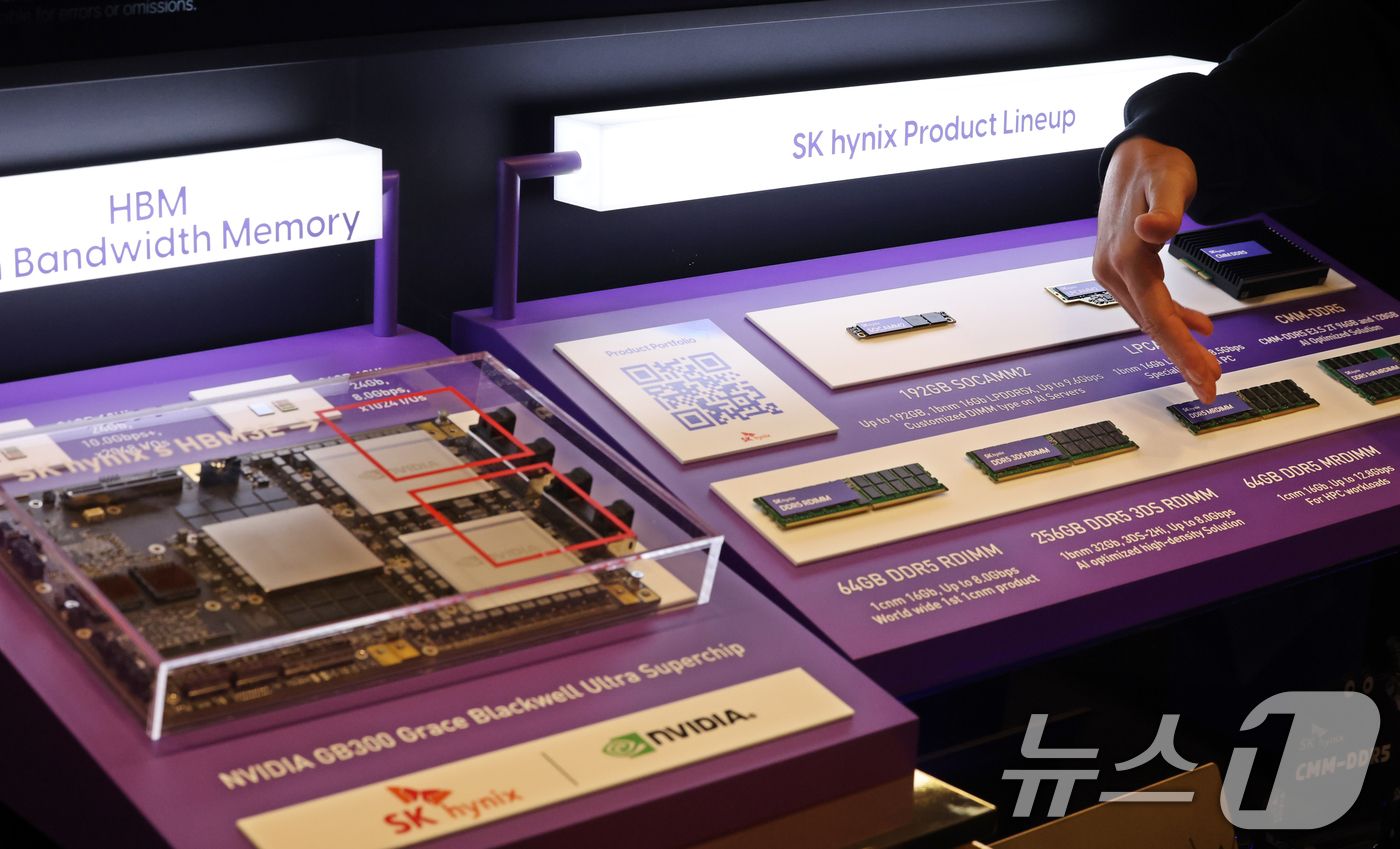 (서울=뉴스1) 황기선 기자 = 3일 서울 강남구 코엑스에서 열린 ‘SK AI서밋 2025’에서 관람객들이 SK하이닉스 제품 라인업을 살펴보고 있다. 2025.11.3/뉴스1
