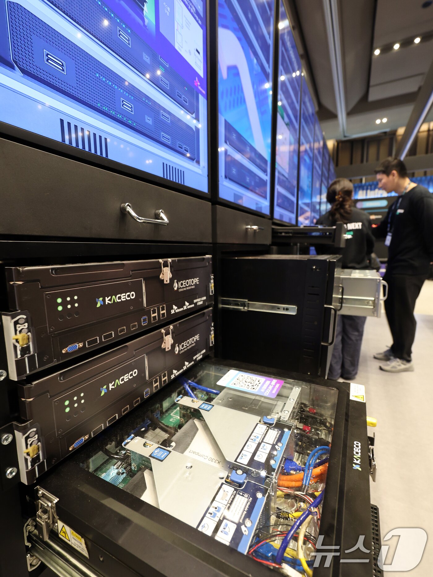 본문 이미지 - 3일 서울 강남구 코엑스에서 열린 ‘SK AI서밋 2025’에서 관람객들이 전시 부스를 살펴보고 있다. 2025.11.3/뉴스1 ⓒ News1 황기선 기자