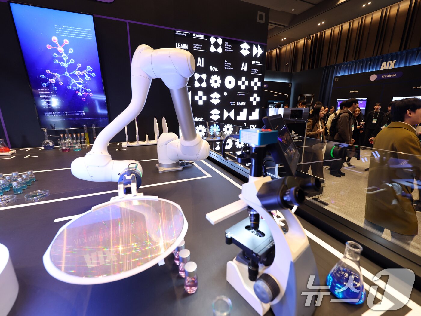 본문 이미지 - 3일 서울 강남구 코엑스에서 열린 ‘SK AI서밋 2025’에서 관람객들이 SK하이닉스 제품 라인업을 살펴보고 있다. 2025.11.3/뉴스1 ⓒ News1 황기선 기자