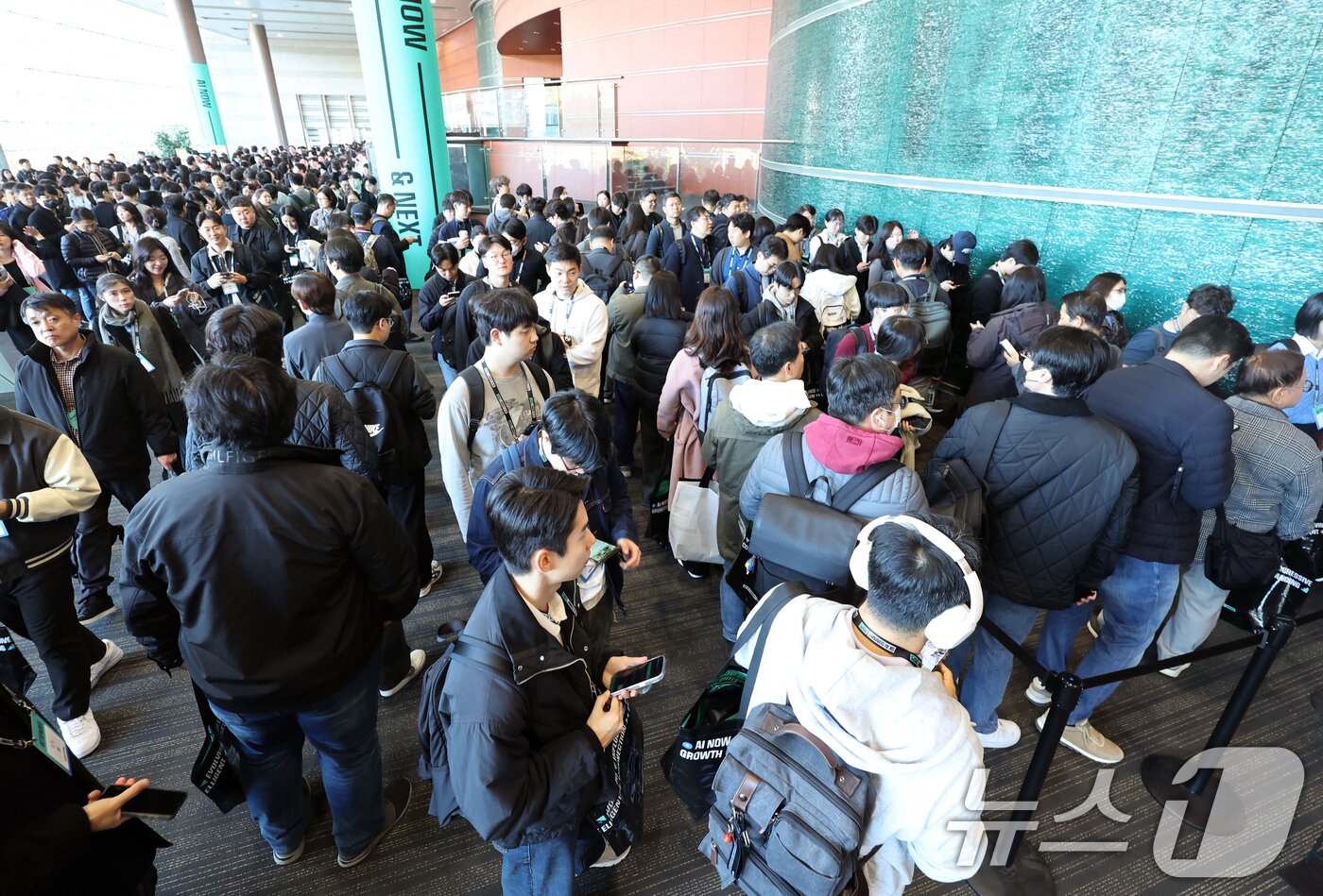 본문 이미지 - 3일 서울 강남구 코엑스에서 열린 ‘SK AI서밋 2025’에서 관람객들이 기조연설 입장을 위해 줄 지어 대기하고 있다. 2025.11.3/뉴스1 ⓒ News1 황기선 기자