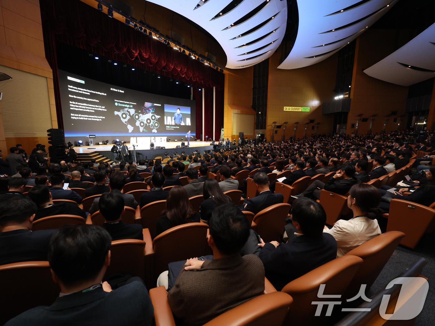 (서울=뉴스1) 황기선 기자 = 최태원 SK그룹 회장이 3일 오전 서울 강남구 코엑스에서 열린 ‘SK AI서밋 2025’에서 기조연설을 하고 있다.  2025.11.3/뉴스1