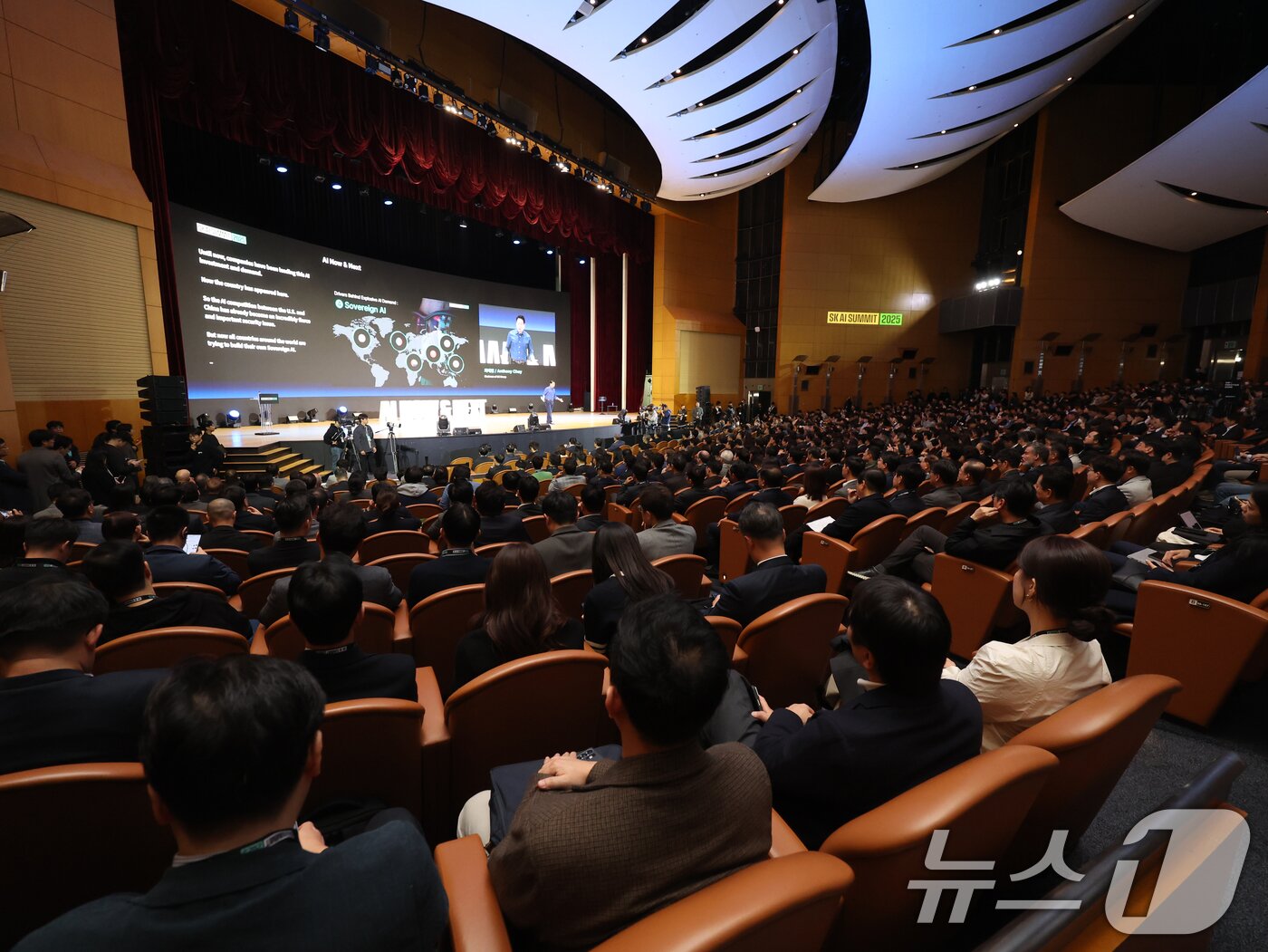 본문 이미지 - 최태원 SK그룹 회장이 3일 오전 서울 강남구 코엑스에서 열린 ‘SK AI서밋 2025’에서 기조연설을 하고 있다. 2025.11.3/뉴스1 ⓒ News1 황기선 기자