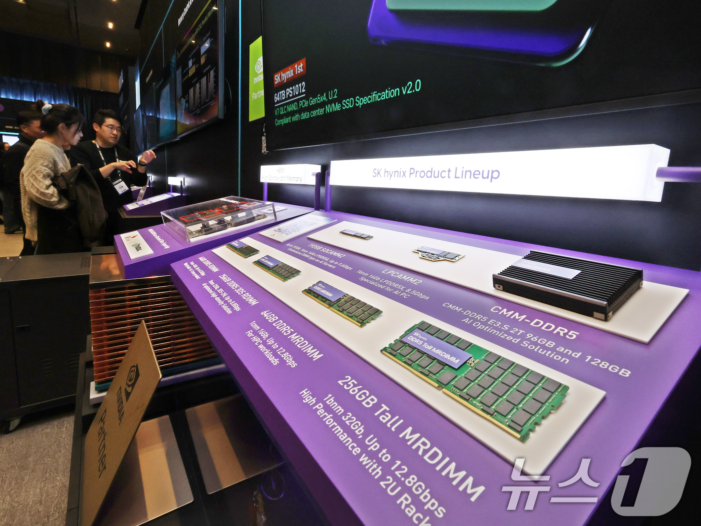 (서울=뉴스1) 황기선 기자 = 3일 서울 강남구 코엑스에서 열린 ‘SK AI서밋 2025’에서 관람객들이 SK하이닉스 제품 라인업을 살펴보고 있다. 2025.11.3/뉴스1