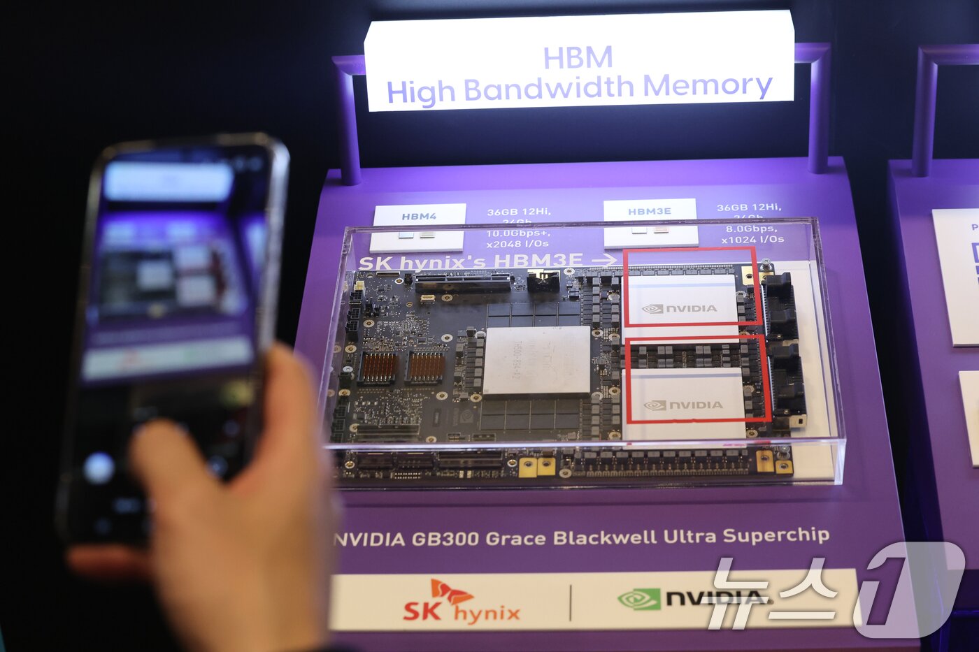 본문 이미지 - 3일 서울 강남구 코엑스에서 열린 ‘SK AI서밋 2025’에서 관람객들이 엔비디아 AI 가속기 GB300에 도입되는 SK하이닉스 메모리를 살펴보고 있다. 2025.11.3/뉴스1 ⓒ News1 황기선 기자