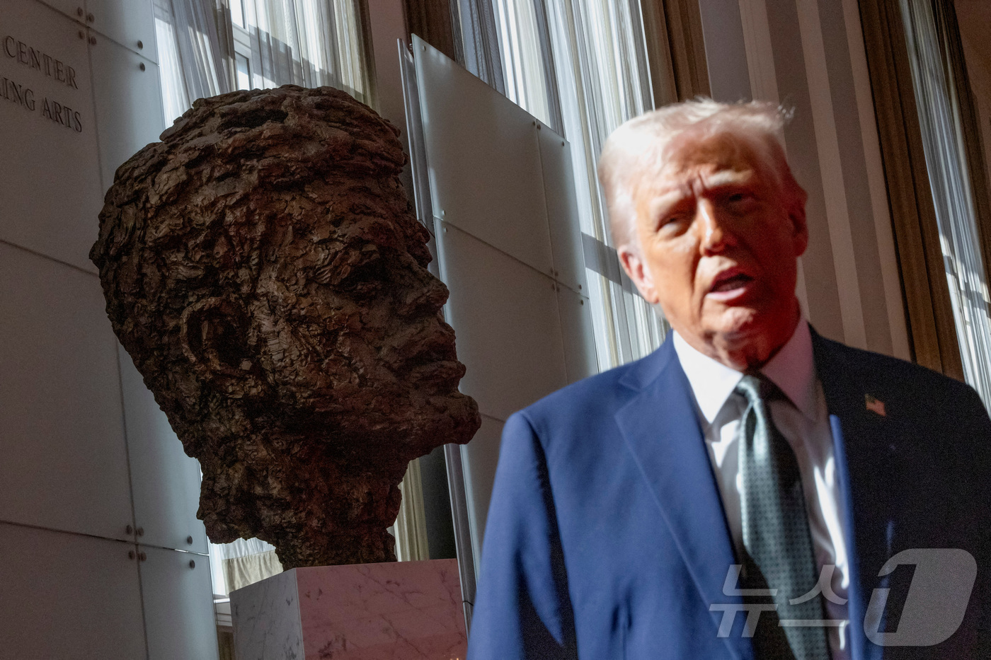 (워싱턴DC 로이터=뉴스1) 윤다정 기자 = 도널드 트럼프 미국 대통령이 3월 17일(현지시간) 워싱턴DC 케네디 센터에서 이사회에 참석한 뒤 취재진과 대화하고 있다. 2025.0 …