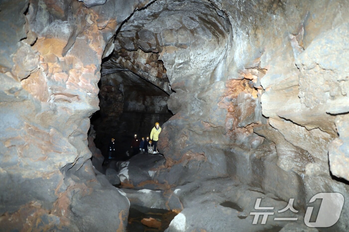 본문 이미지 - 3일 한라산 관음사 탐방로 인근 해발 700m에 위치한 용암동굴인 '구린굴' 모습. 구린굴 내부 공개는 이번이 처음이다. 제주도는 민간 특별개방을 앞두고 이날 언론에 동굴을 사전 공개했다.2025.11.3/뉴스1 ⓒ News1 고동명 기자