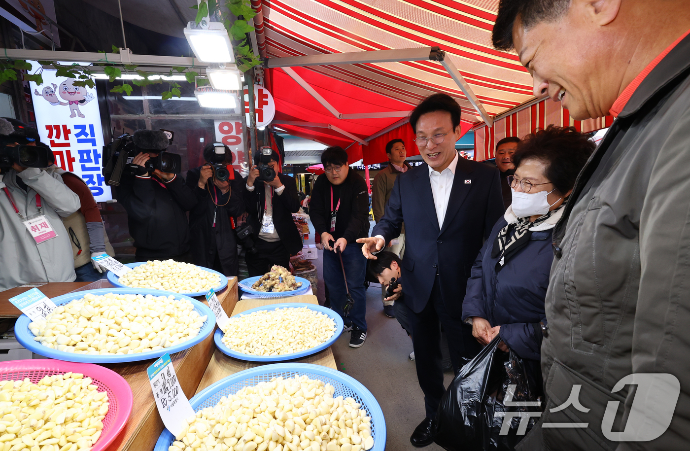 (서울=뉴스1) 김도우 기자 = 김민석 국무총리가 3일 오전 농축산물 물가 점검을 위해 서울 동대문구 경동시장 마늘 직판장을 방문해 소비자와 이야기를 나누고 있다. (공동취재) 2 …