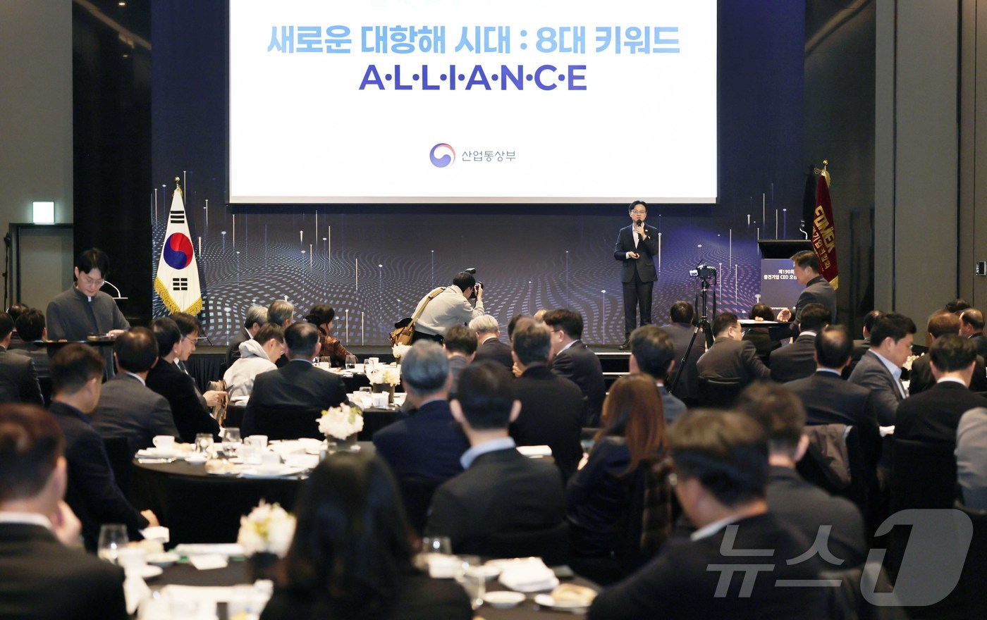 (서울=뉴스1) = 김정관 산업통상부 장관이 3일 서울 용산구 하얏트호텔에서 열린 제190회 중견기업 CEO 오찬 강연회에서 ‘새로운 대항해 시대’ 주제로 강연하고 있다. (산업통 …