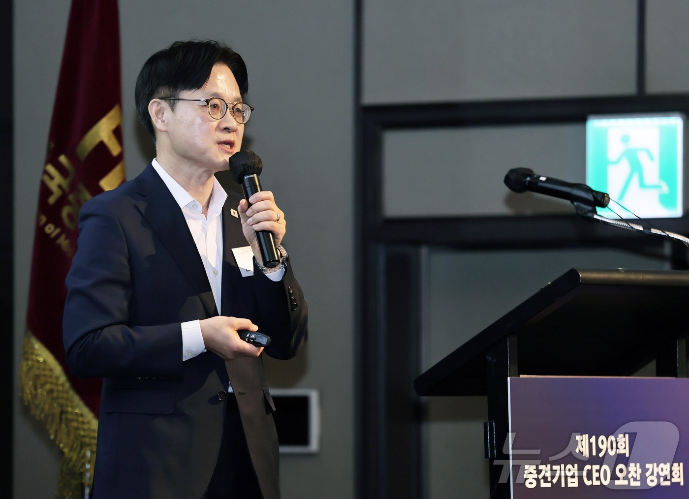 (서울=뉴스1) = 김정관 산업통상부 장관이 3일 서울 용산구 하얏트호텔에서 열린 제190회 중견기업 CEO 오찬 강연회에서 ‘새로운 대항해 시대’ 주제로 강연하고 있다. (산업통 …