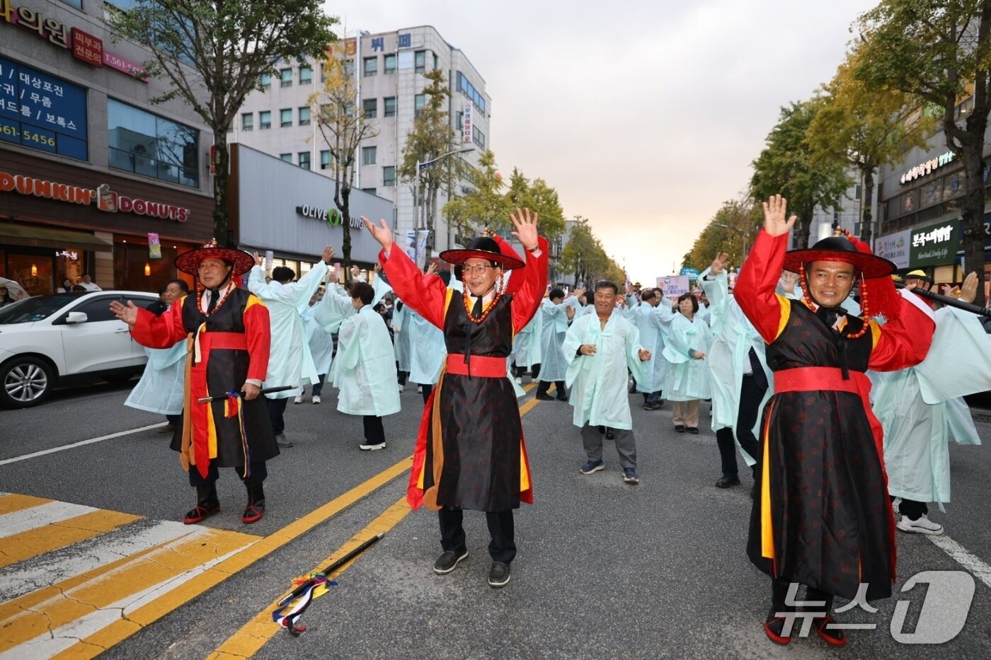 본문 이미지 - 전북 고창군에서 열린 모양성제에서 심덕섭 군수 등이 거리 퍼레이드를 하고 있다.(고창군제공, 재판매 및 DB금지)2025.11.3/뉴스1
