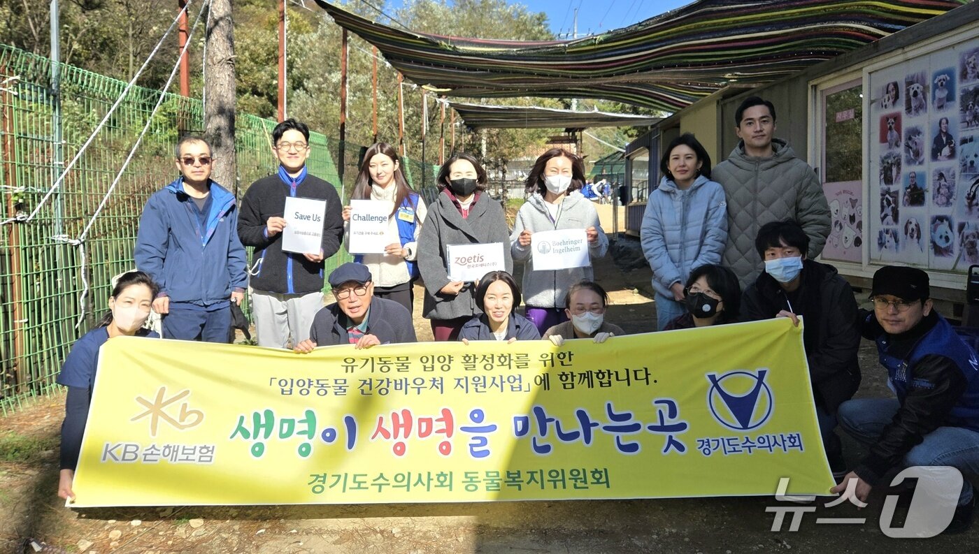 본문 이미지 - 경기도수의사회 소속 회원 및 관계자들이 지난 2일 경기 용인 코리안독스 쉼터에 방문해 봉사활동 후 단체 사진을 찍고 있다. ⓒ 뉴스1 한송아 기자