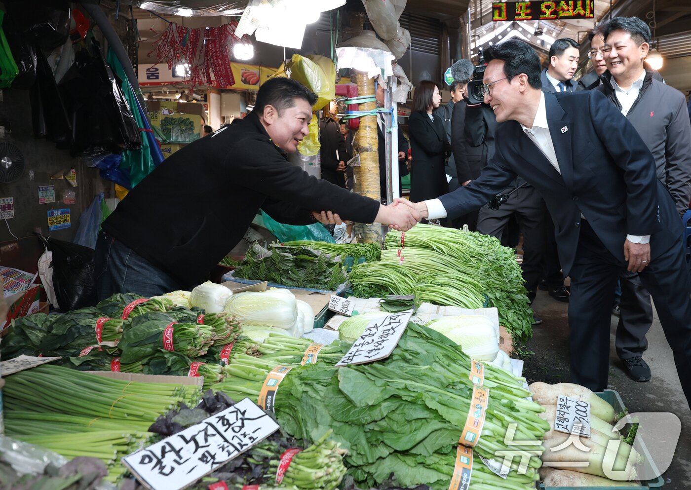 본문 이미지 - 김민석 국무총리가 3일 오전 농축산물 물가 점검을 위해 서울 동대문구 경동시장을 방문해 상인과 인사를 나누고 있다. &#40;공동취재&#41; 2025.11.3/뉴스1 ⓒ News1 김도우 기자