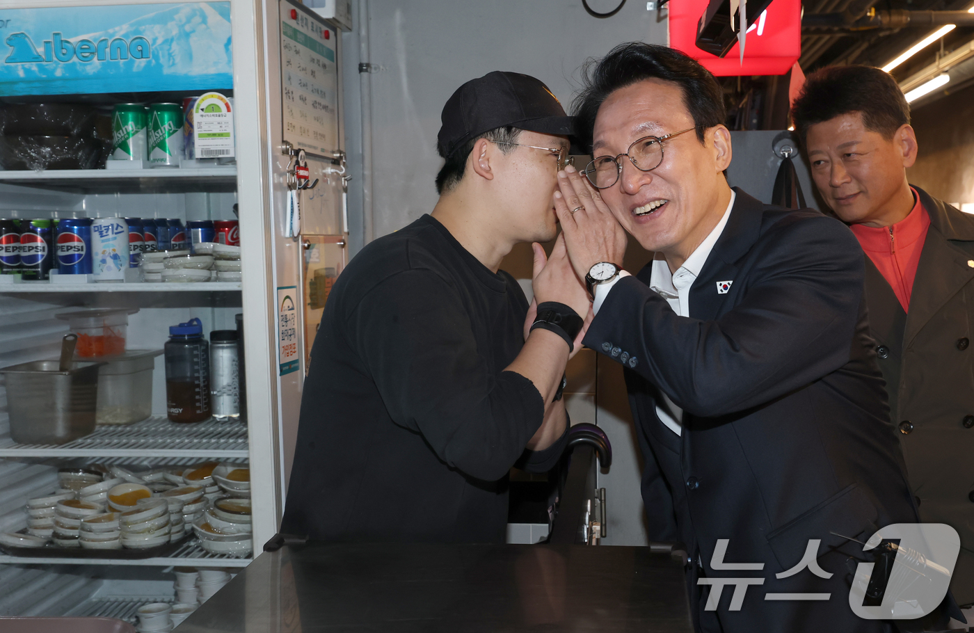 (서울=뉴스1) 김도우 기자 = 김민석 국무총리가 3일 오전 서울 동대문구 경동시장에서 물가 동향을 점검한 후 시장 안에 있는 청년 창업자들의 공간인 청년몰을 방문해 청년과 임대료 …