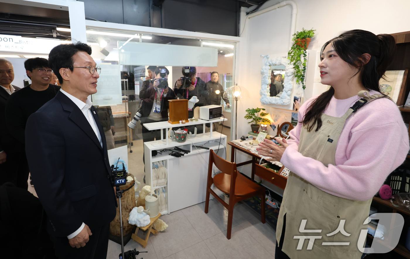 (서울=뉴스1) 김도우 기자 = 김민석 국무총리가 3일 오전 서울 동대문구 경동시장에서 물가 동향을 점검한 후 시장 안에 있는 청년 창업자들의 공간인 청년몰을 방문해 청년과 대화하 …