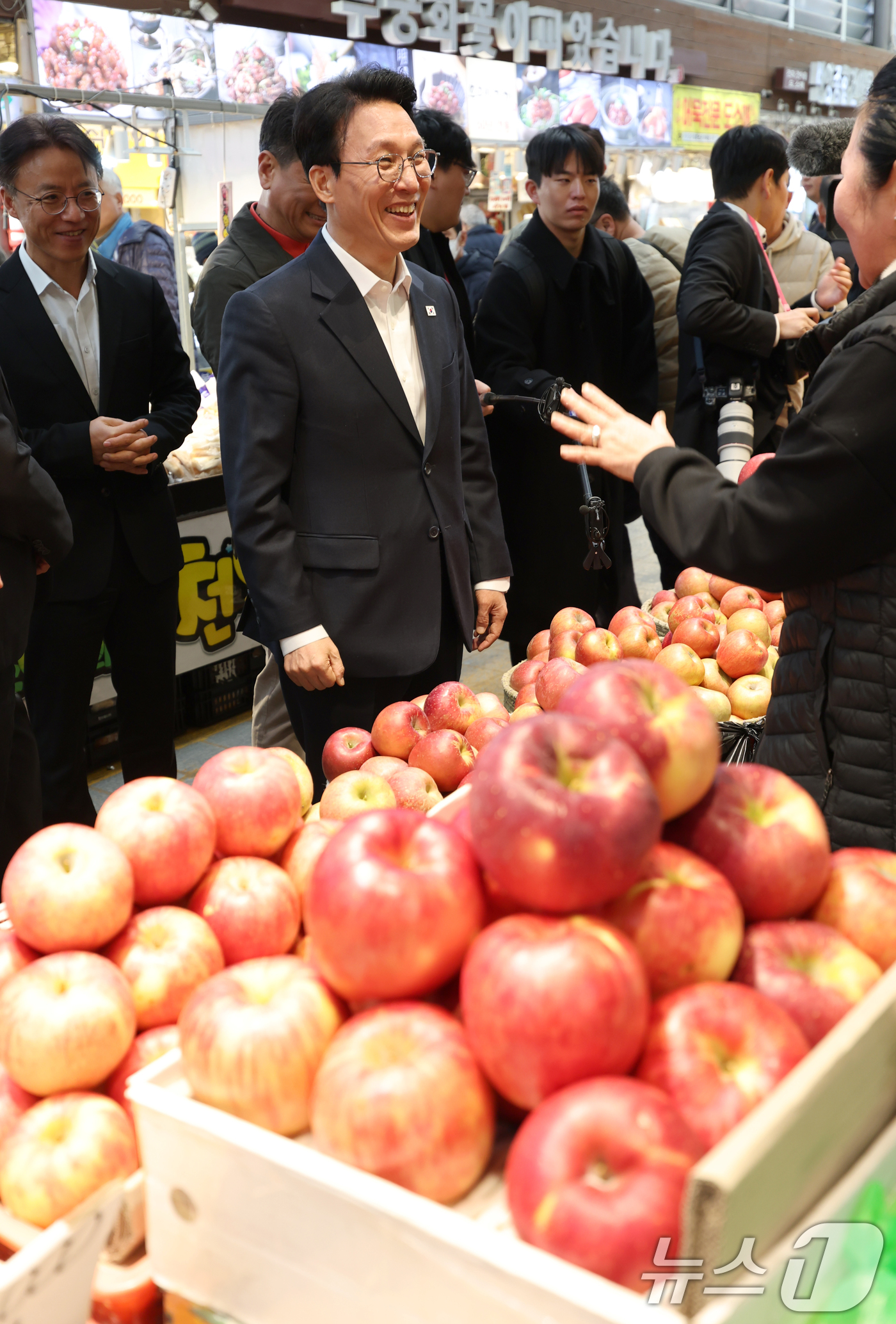 (서울=뉴스1) 김도우 기자 = 김민석 국무총리가 3일 오전 서울 동대문구 경동시장을 방문, 물가 동향을 점검하며 상인들과 대화하고 있다. (공동취재) 2025.11.3/뉴스1