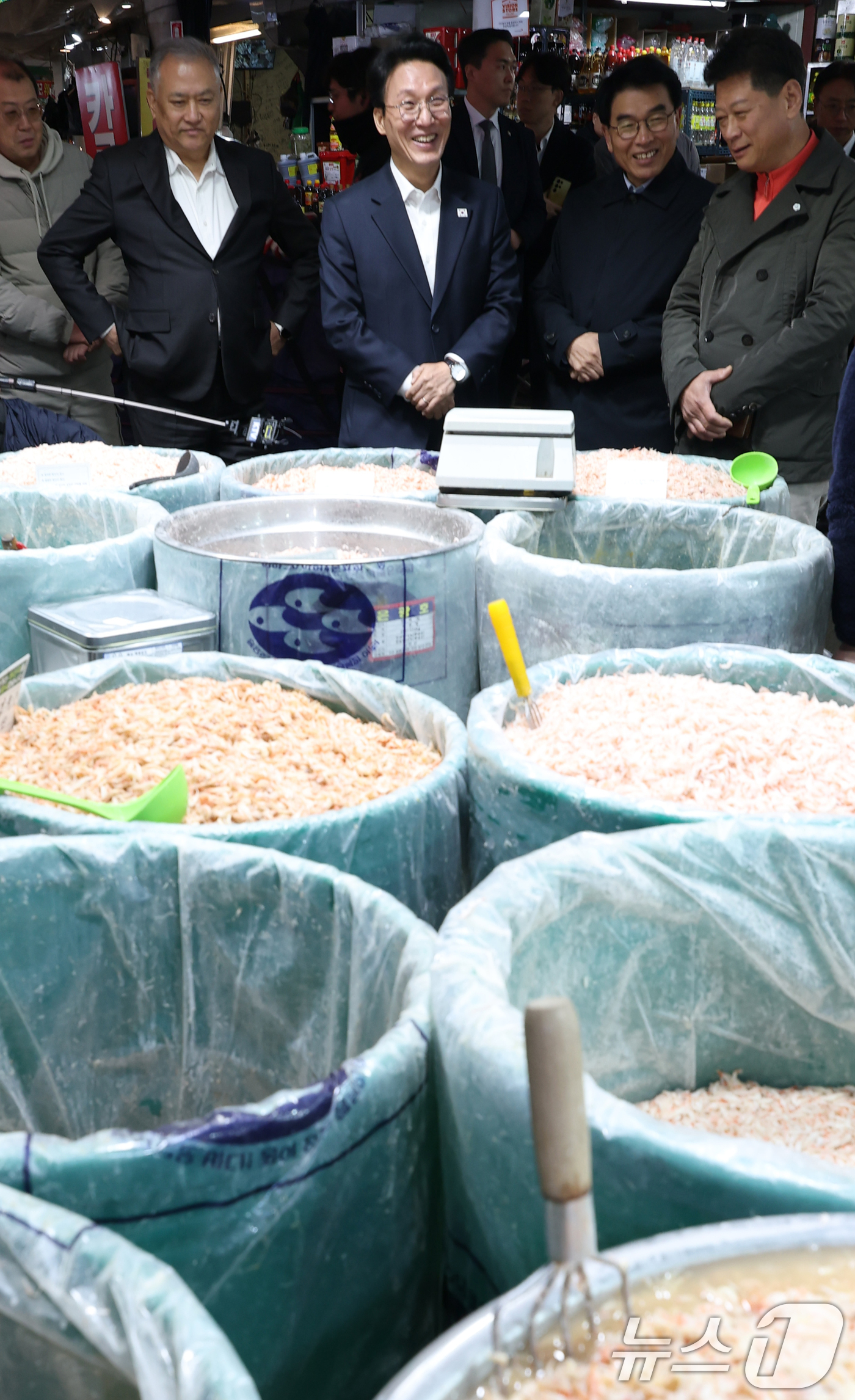 (서울=뉴스1) 김도우 기자 = 김민석 국무총리가 3일 오전 서울 동대문구 경동시장을 방문해 물가 동향을 점검하고 있다. (공동취재) 2025.11.3/뉴스1
