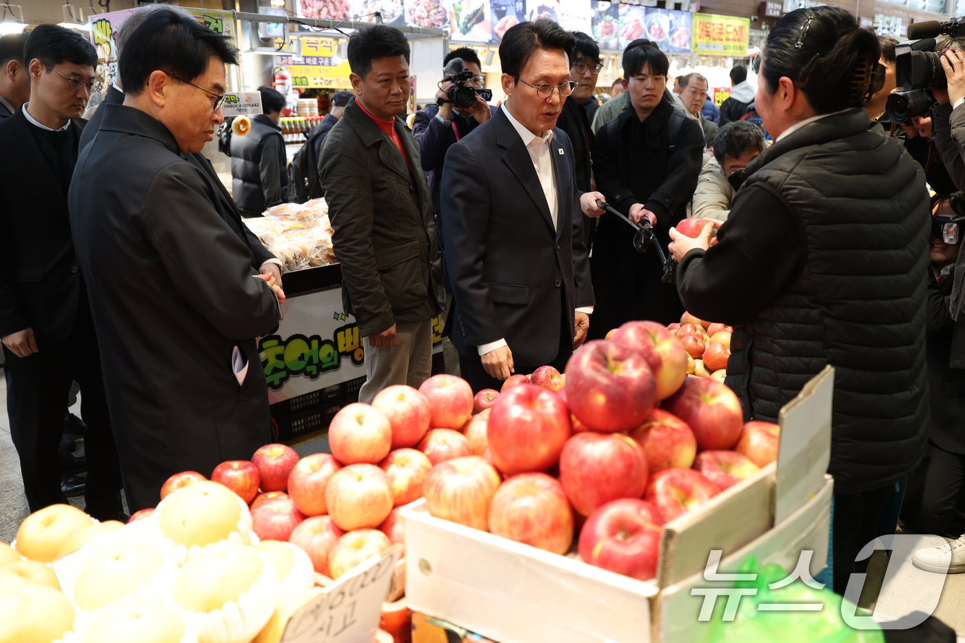 (서울=뉴스1) 김도우 기자 = 김민석 국무총리가 3일 오전 서울 동대문구 경동시장을 방문, 물가 동향을 점검한 후 상인들과 대화하고 있다. (공동취재) 2025.11.3/뉴스1