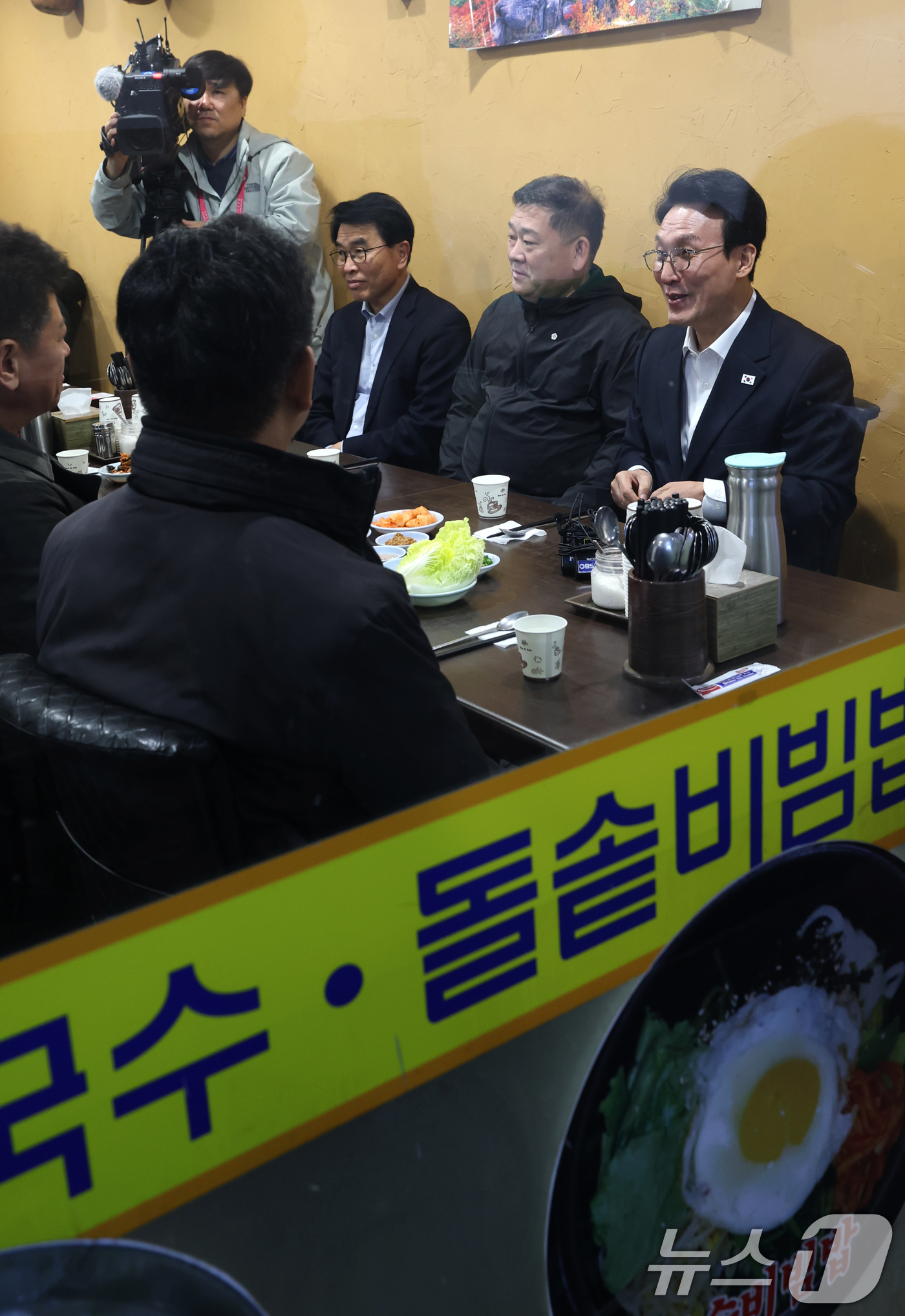 (서울=뉴스1) 김도우 기자 = 김민석 국무총리가 3일 오전 서울 동대문구 경동시장을 방문해 물가 동향을 점검한 후 식당에서 상인 대표들과 환담하고 있다. (공동취재)  2025. …