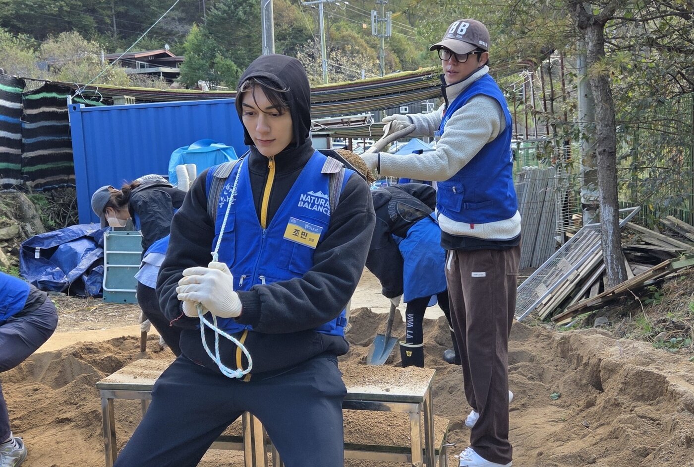 본문 이미지 - 모델 조민(왼쪽)과 배우 심지훈이 견사 보수를 위해 마사토를 나르는 봉사에 참여하고 있다. ⓒ 뉴스1 한송아 기자