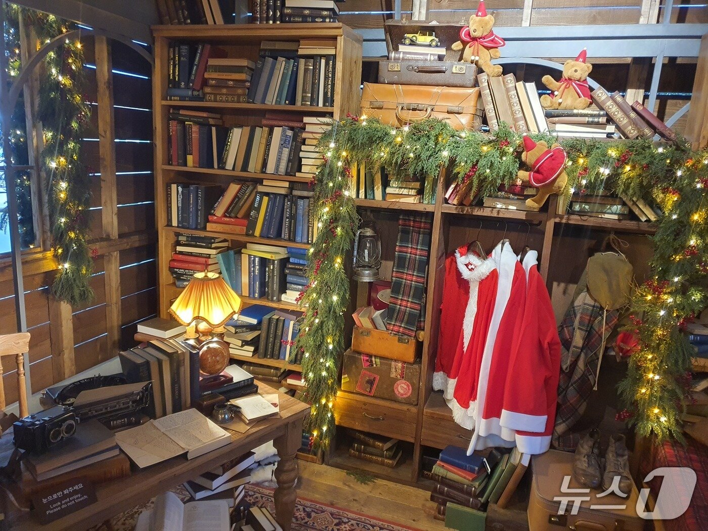 본문 이미지 - 3일 오전 현대백화점 더현대 서울에 조성된 H빌리지 '산타의집' 내부.