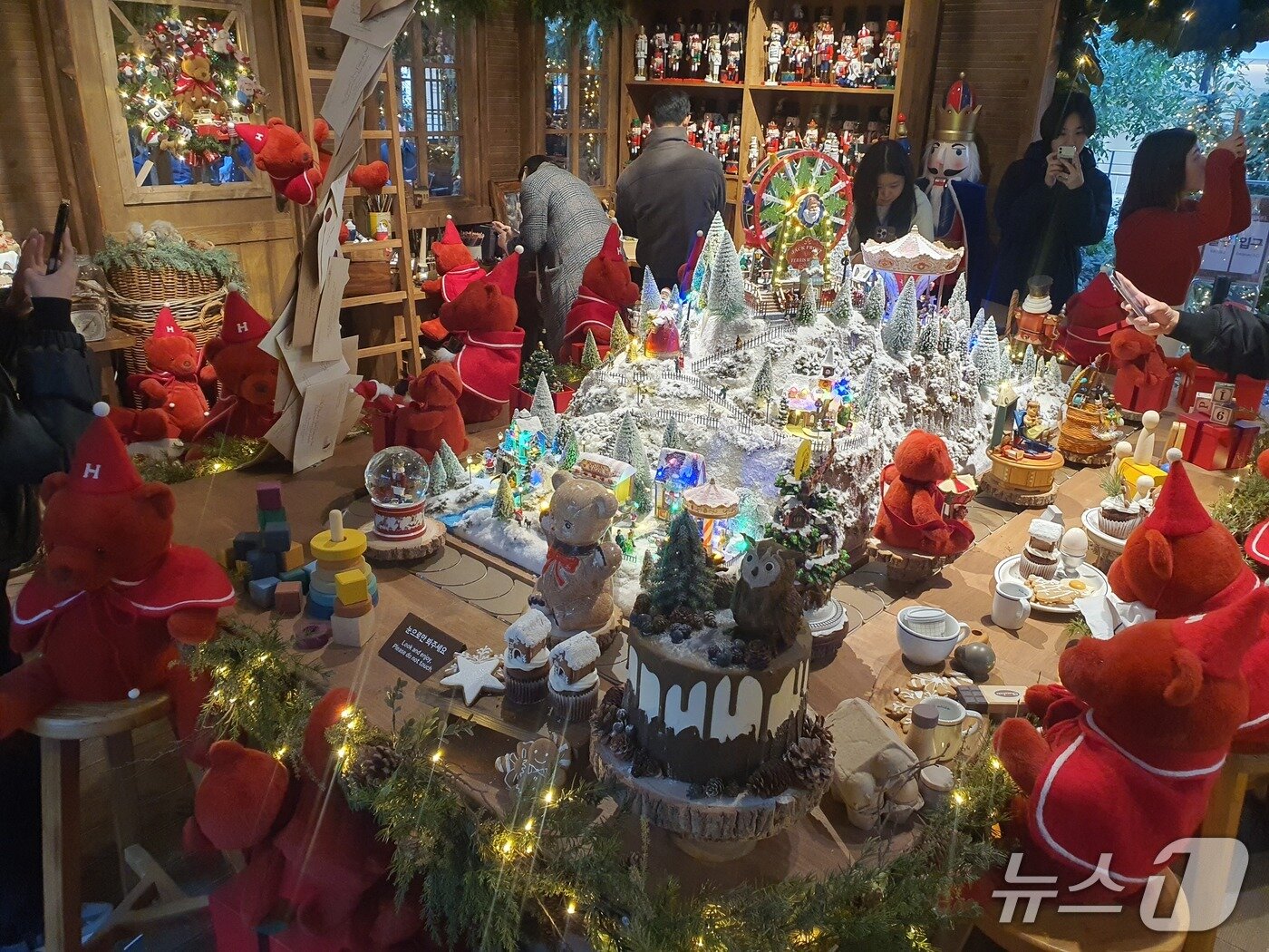 본문 이미지 - 3일 오전 현대백화점 더현대 서울에 조성된 H빌리지 '선물공방' 내부.