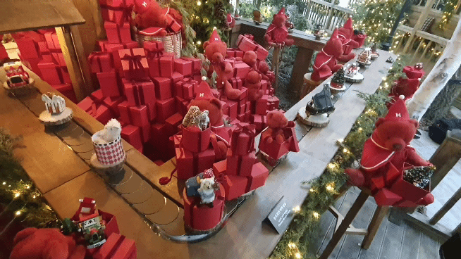 본문 이미지 - 3일 오전 현대백화점 더현대 서울에 조성된 H빌리지 '포장공방' 내부에서 포장된 선물이 이동하는 모습.