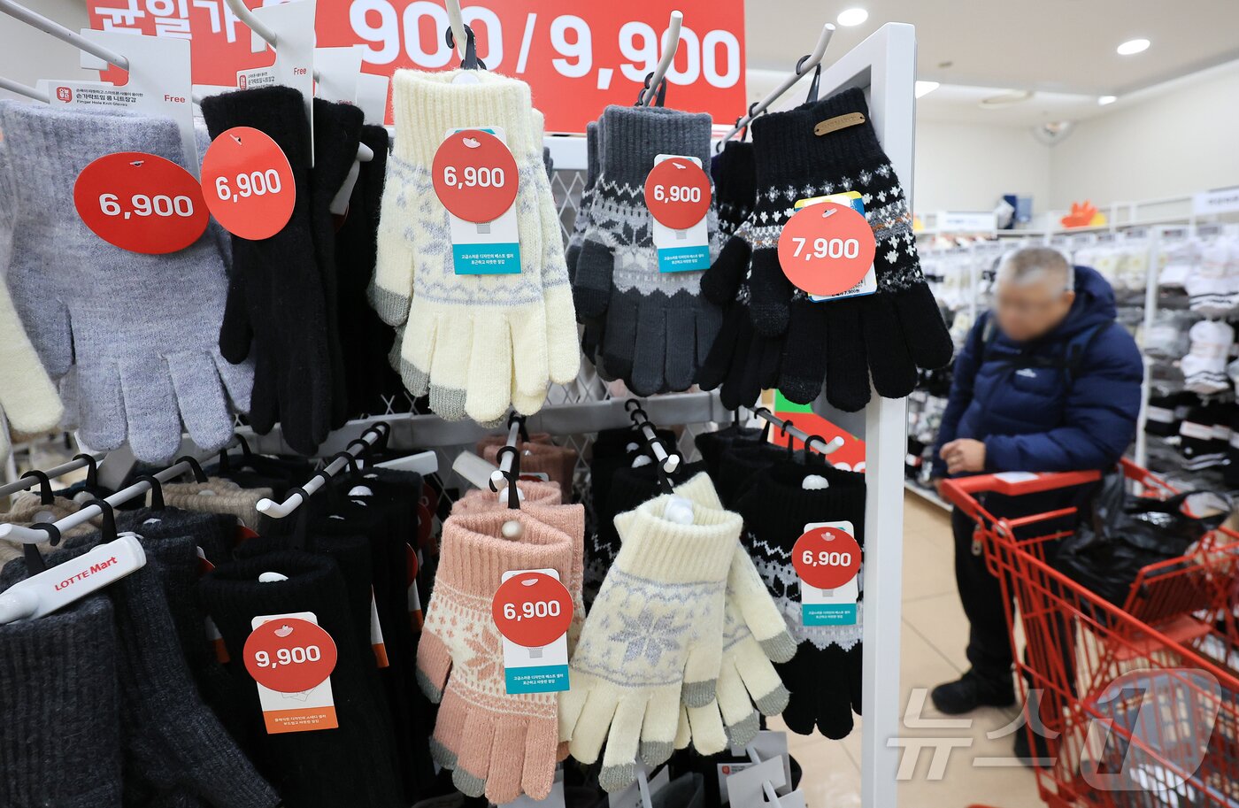 본문 이미지 - 기온이 큰 폭으로 떨어지며 초겨울 날씨를 보인 3일 서울 시내 한 대형마트에 방한용품이 진열되어 있다. 2025.11.3/뉴스1 ⓒ News1 김진환 기자