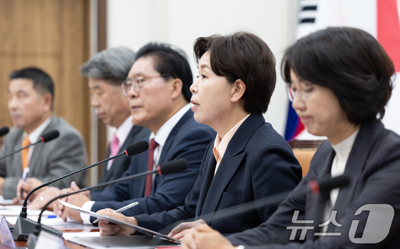 (서울=뉴스1) 이승배 기자 = 양향자 국민의힘 반도체 AI 첨단산업특별위원장이 3일 서울 여의도 국회에서 열린 반도체·AI 첨단산업특별위원회 전체회의에서 모두발언하고 있다. 20 …