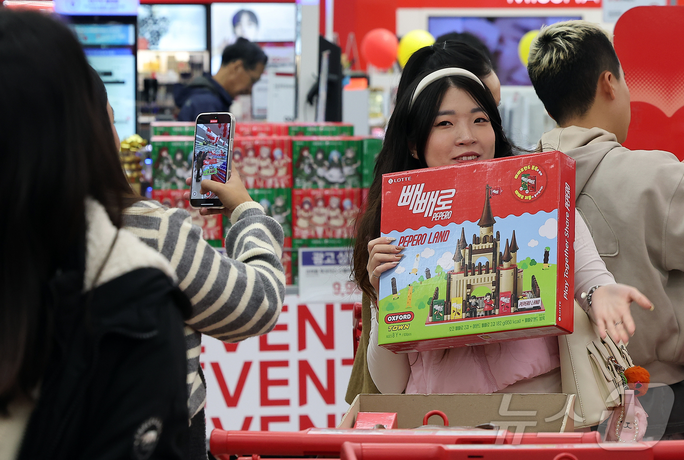 (서울=뉴스1) 김진환 기자 = 젠슨 황 엔비디아 최고경영자(CEO)가 지난달 31일 APEC CEO 서밋 특별 세션 뒤 기자간담회에서 빼빼로를 먹는 모습이 화제가 된 가운데 3일 …