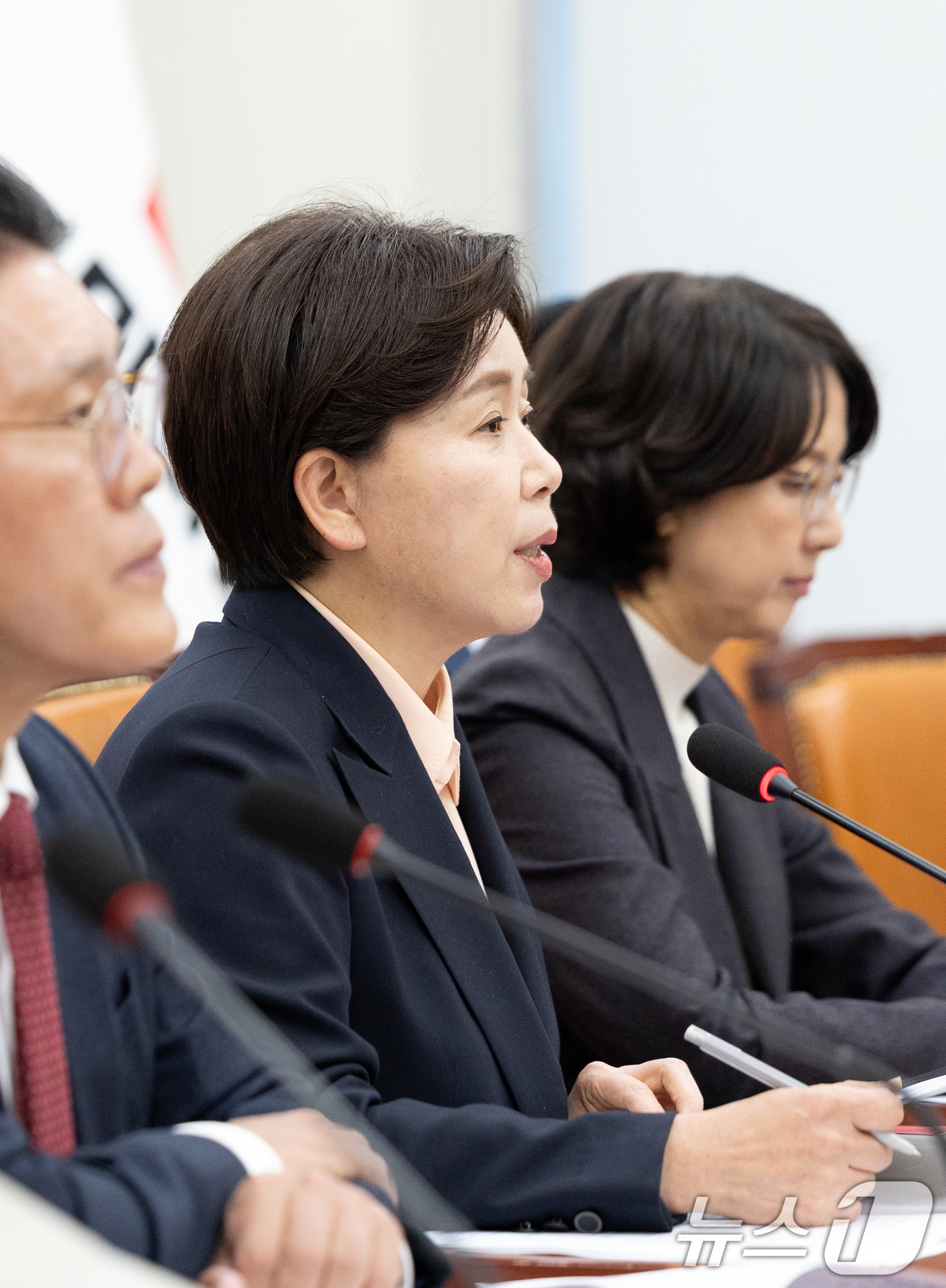 (서울=뉴스1) 이승배 기자 = 양향자 국민의힘 반도체 AI 첨단산업특별위원장이 3일 서울 여의도 국회에서 열린 반도체·AI 첨단산업특별위원회 전체회의에서 모두발언하고 있다. 20 …